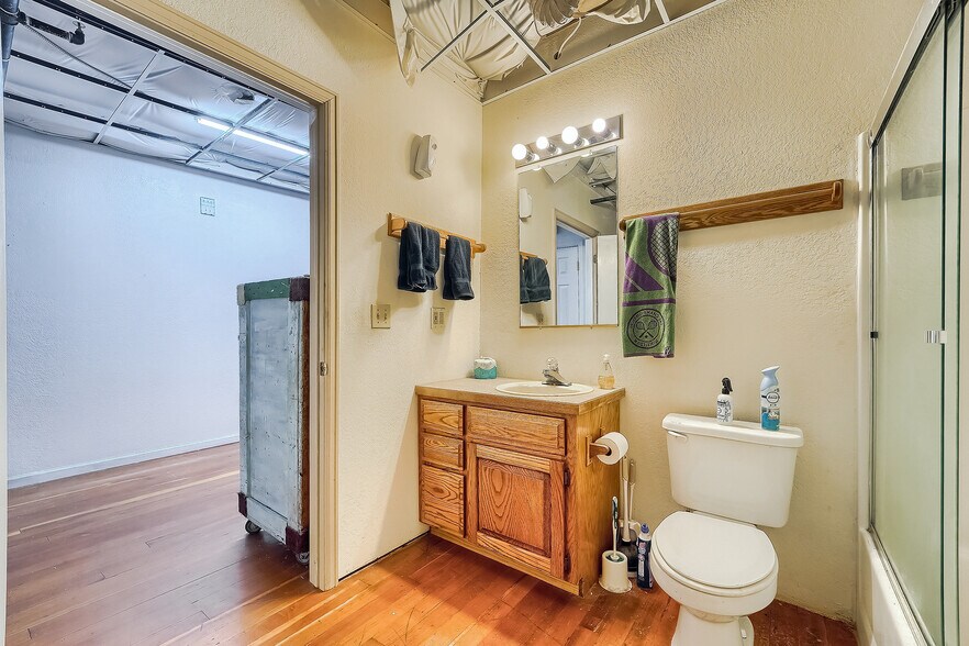More Photos Of 611 2nd Ave, Longmont Showroom For Sale