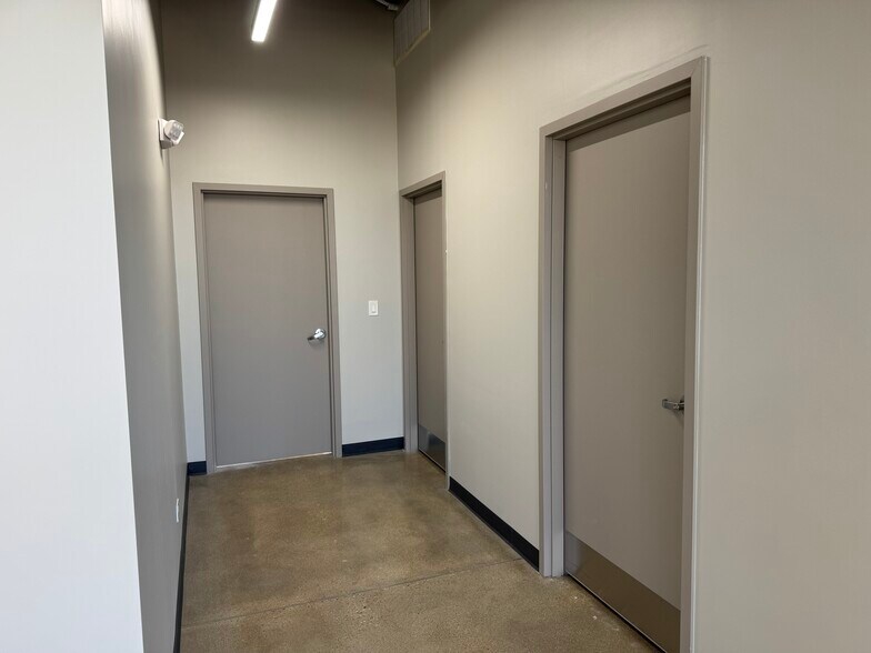 More Photos Of 945 Criss Cir, Elk Grove Village Light Manufacturing For Lease
