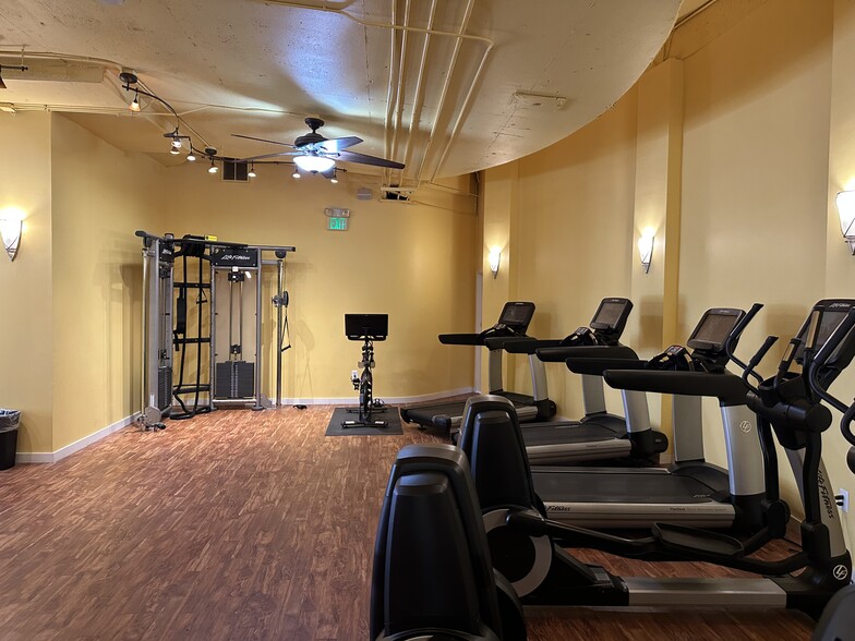 More Photos Of 4 W University Pky, Baltimore Hotel For Lease