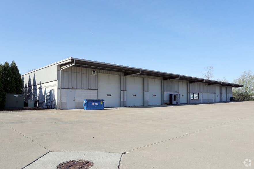 More Photos Of 2557-2571 Center Rd, Hinckley Warehouse For Lease