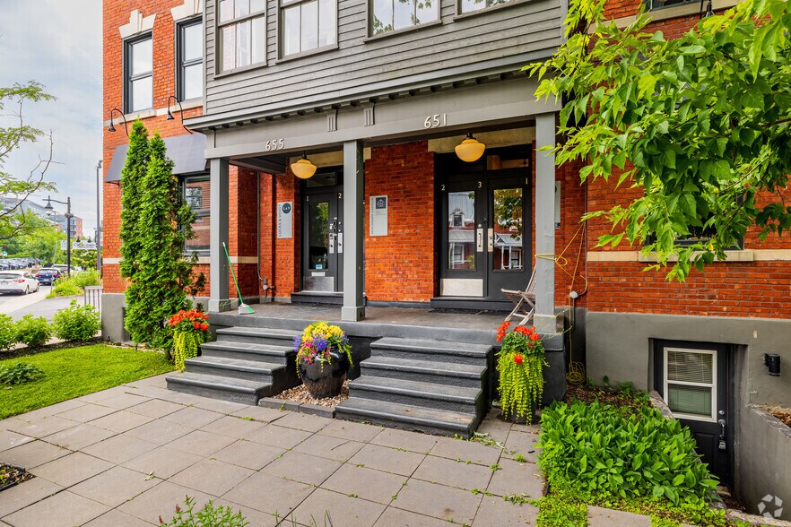 More Photos Of 651 Av Victoria, Saint-lambert Flex For Lease