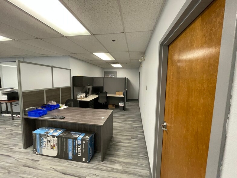 More Photos Of 2024 E Birchwood, Cudahy Truck Terminal For Lease