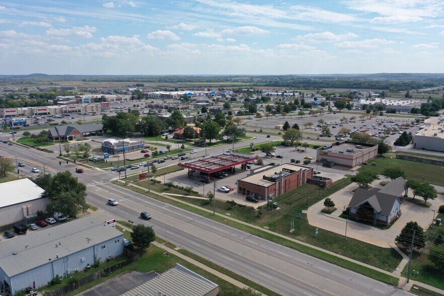 More Photos Of 2221 W 31st St, Lawrence Bank For Lease