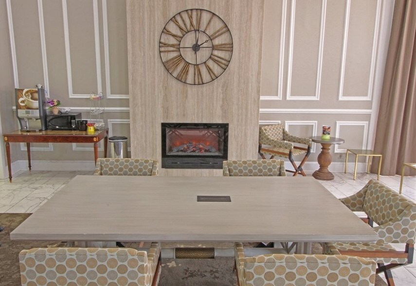 More Photos Of 351 York St, Williamsburg Hotel For Lease