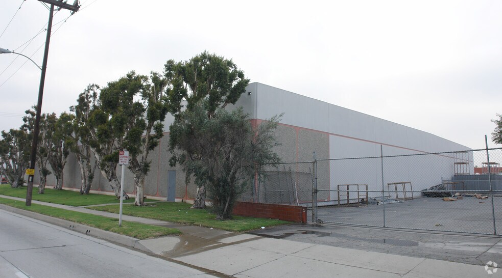 More Photos Of 14110 S Broadway, Los Angeles Warehouse For Lease