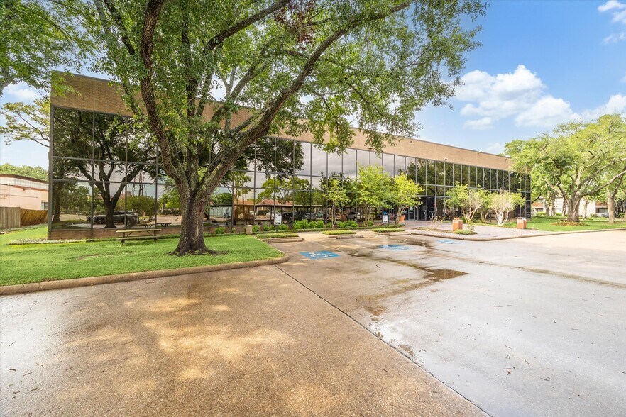More Photos Of 12727 Featherwood Dr, Houston Office For Lease