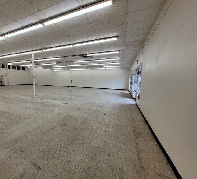 More Photos Of 300 S International Blvd, Hidalgo General Retail For Lease