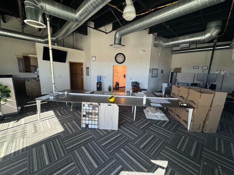 More Photos Of 654 Rancho Vista Blvd, Palmdale Manufacturing For Lease
