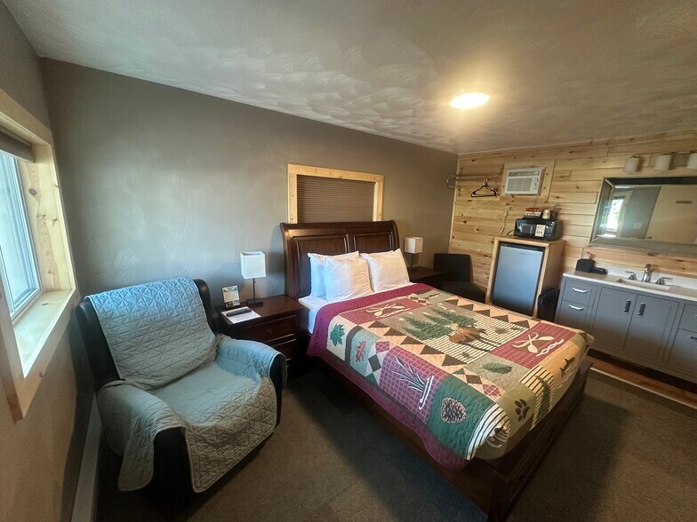 More Photos Of 2040 I-75 Business Loop, Saint Ignace Hotel For Sale