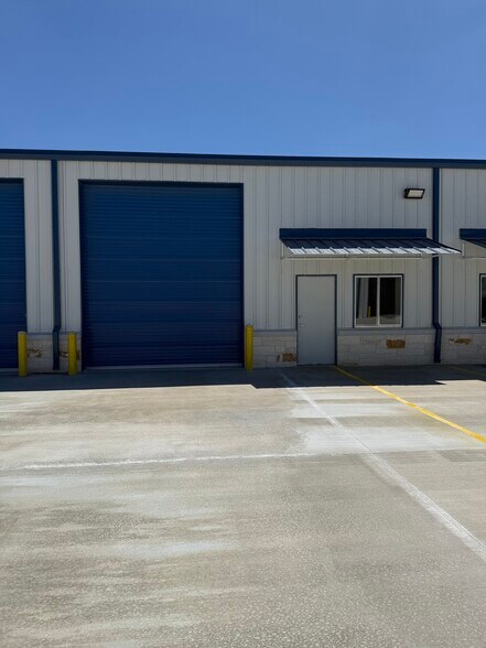 More Photos Of 8081 Old Bastrop Rd, New Braunfels Unknown For Lease