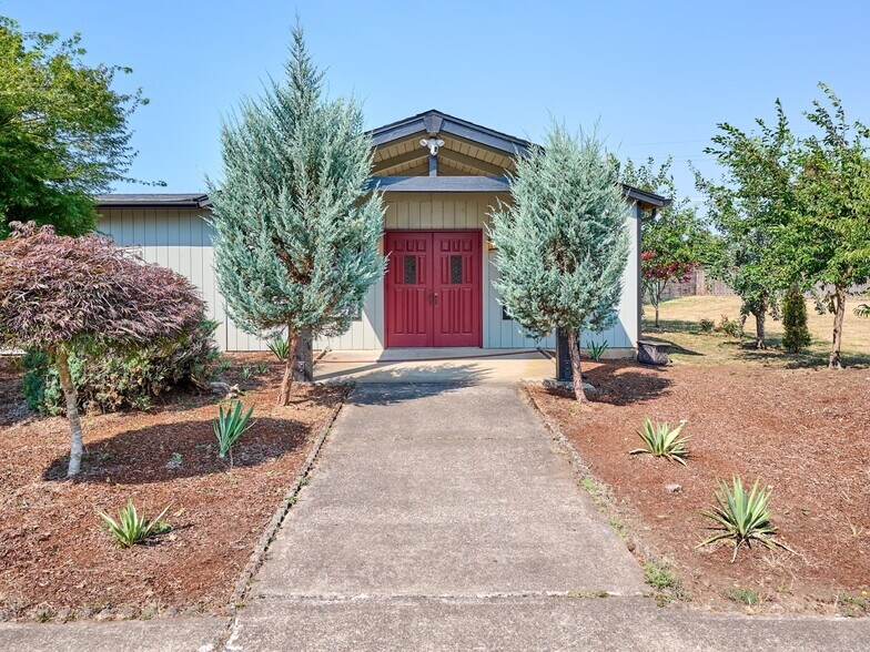 More Photos Of 1480 NE Laurel Ave, Woodburn Office For Sale