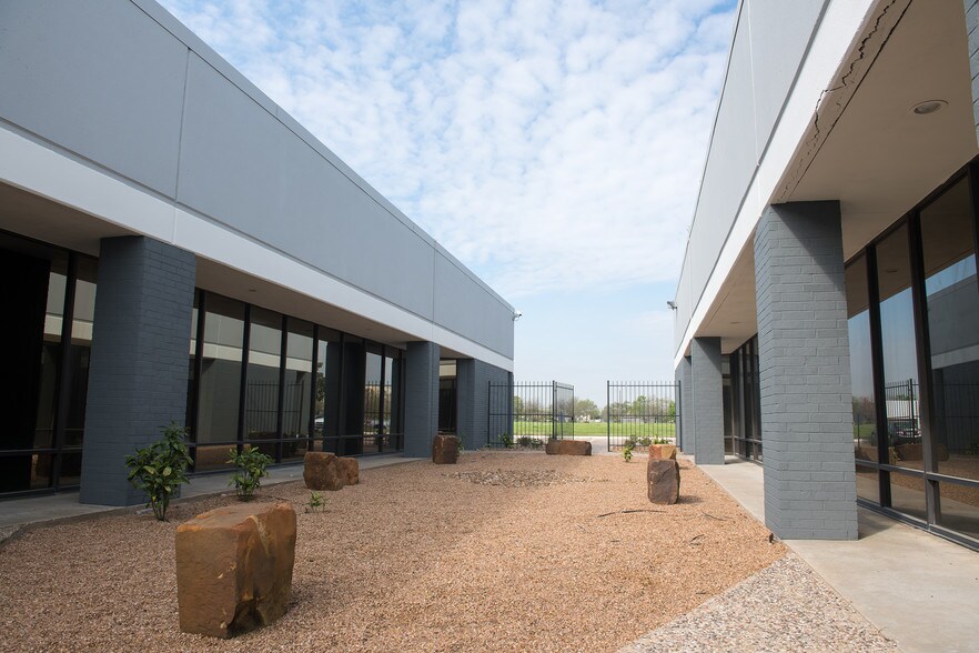 More Photos Of 8901-8933 Interchange Dr, Houston Unknown For Lease