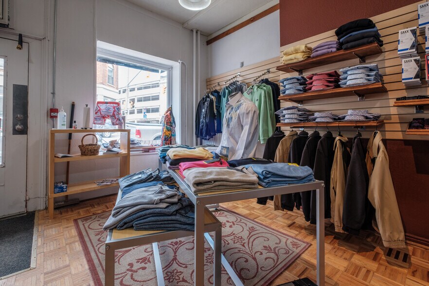 More Photos Of 155-159 Wellington St, Kingston Storefront Retail Residential For Lease