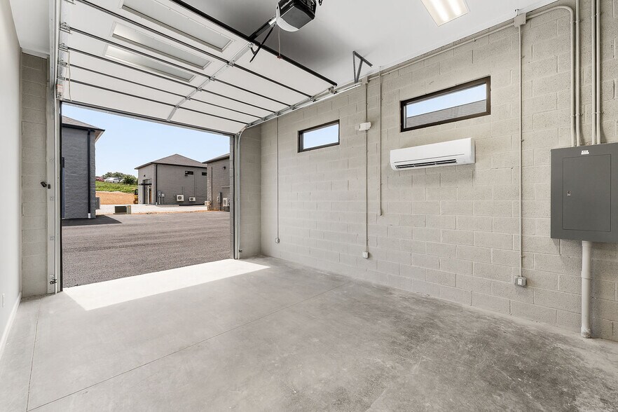 More Photos Of 240 Hub Circle, Cookeville Showroom For Lease