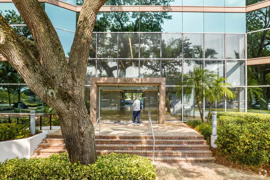 More Photos Of 600 W Hillsboro Blvd, Deerfield Beach Unknown For Lease