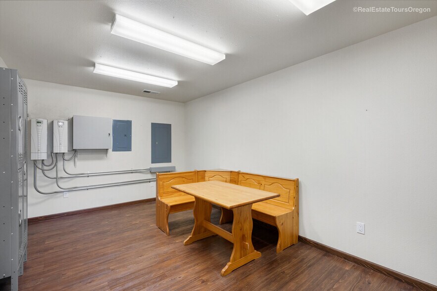 More Photos Of 10791 Oak St NE, Donald Showroom For Sale