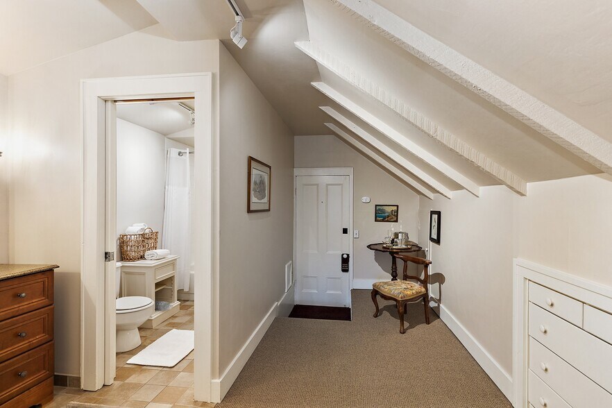 More Photos Of 240 E California St, Jacksonville Hotel For Sale