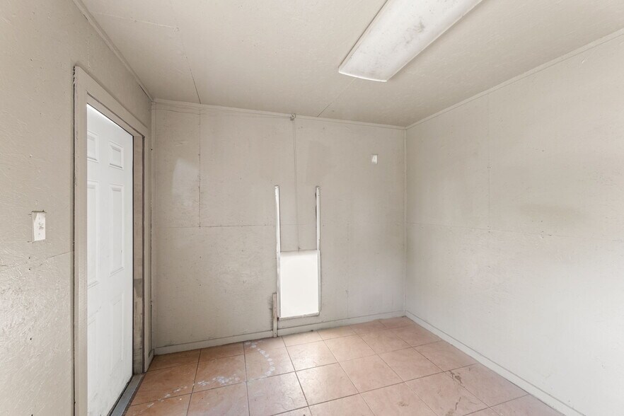 More Photos Of 5800 Curran Dr, Von Ormy Veterinarian Kennel For Sale