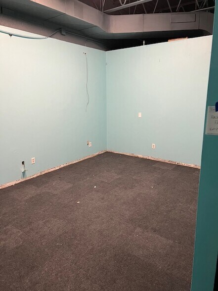 More Photos Of 219 S Walter Ave, Appleton Storefront For Sale