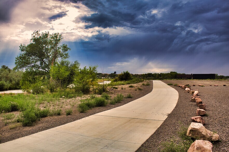 More Photos Of Grand Ave, Montrose Land For Lease