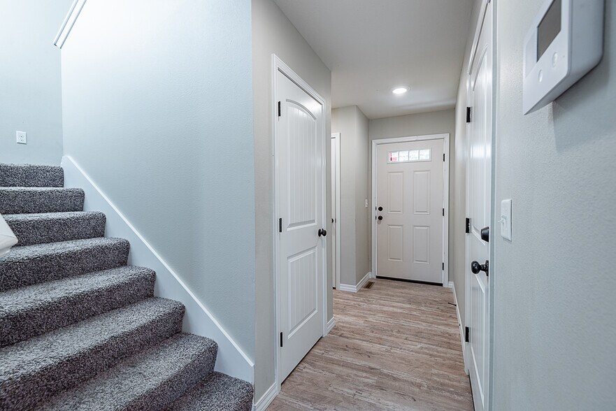 More Photos Of 1225 E Paragon, Springfield Specialty For Sale