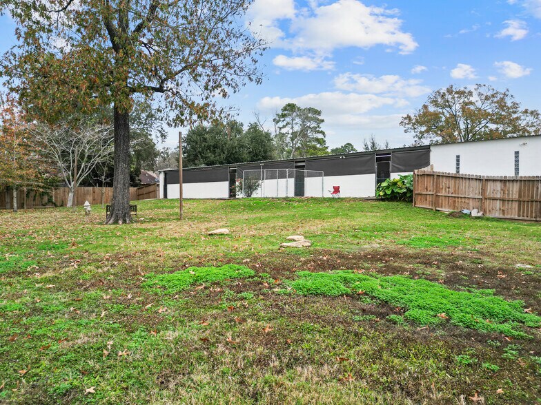More Photos Of 119 Old River Rd, Montgomery Veterinarian Kennel For Sale