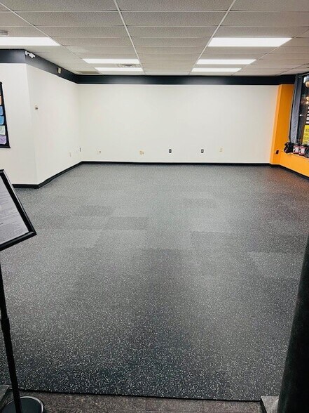 More Photos Of 500-502 Main St, Waltham Storefront Retail Residential For Lease