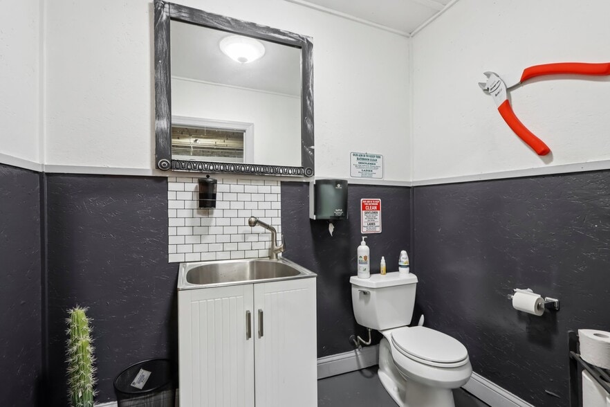 More Photos Of 9205 S Chicago Rd, Oak Creek Auto Repair For Sale