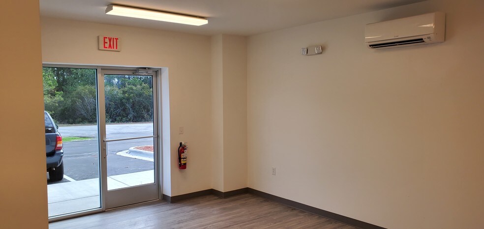 More Photos Of 2017 Corporate Dr, Wilmington Showroom For Lease