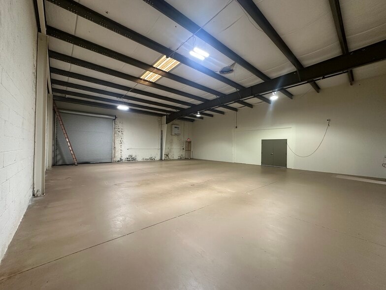 More Photos Of 5930 Gateway Dr, Alpharetta Warehouse For Lease