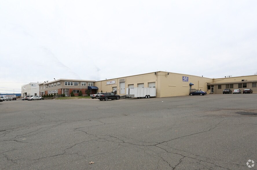 Primary Photo Of 222 Universal Dr, North Haven Warehouse For Lease