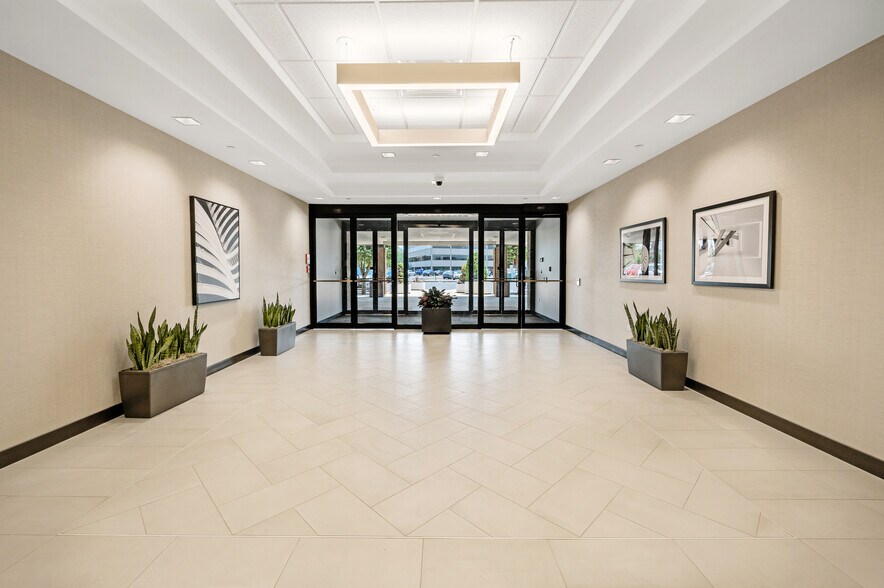 More Photos Of 915 Harger Rd, Oak Brook Office For Lease