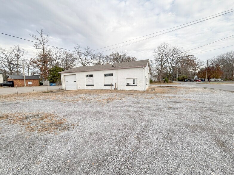 More Photos Of 507 S 12th St, Murray Flex For Sale
