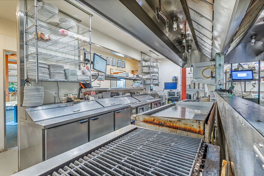 More Photos Of 555 9th St NW, Salem Bar For Lease