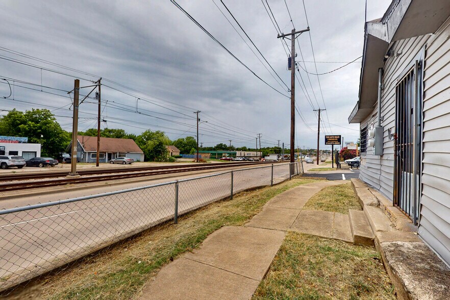 More Photos Of 3818 S Lancaster Rd, Dallas Showroom For Lease