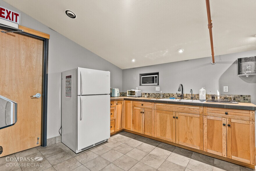 More Photos Of 20680 Carmen Loop, Bend Warehouse For Sale