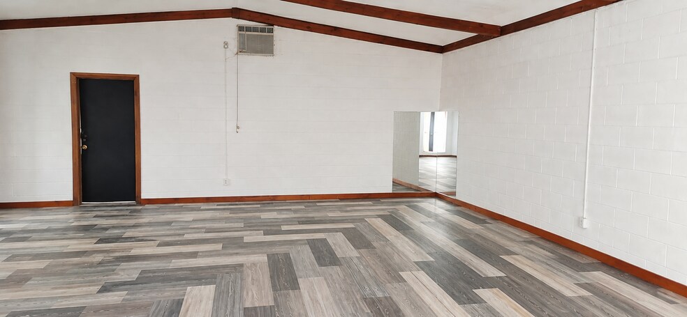 More Photos Of 302 W Colonial Trail Hwy, Blackstone Freestanding For Lease