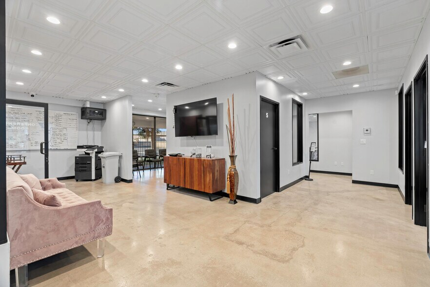 More Photos Of 4600 W American Ave, Bakersfield Office For Sale