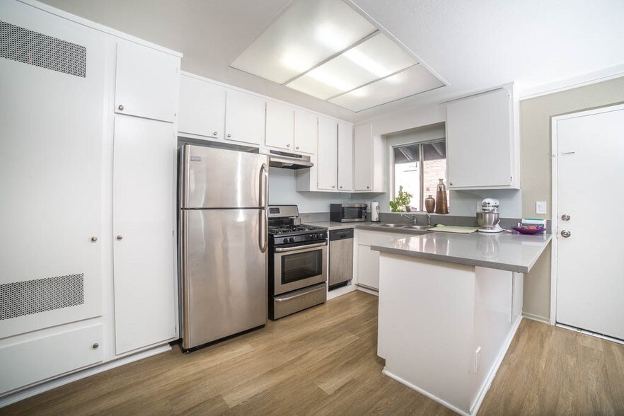 More Photos Of 140 S Westmoreland Ave, Los Angeles Apartments For Sale