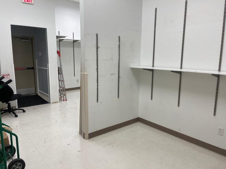 More Photos Of 601 E Dimond Blvd, Anchorage General Retail For Lease