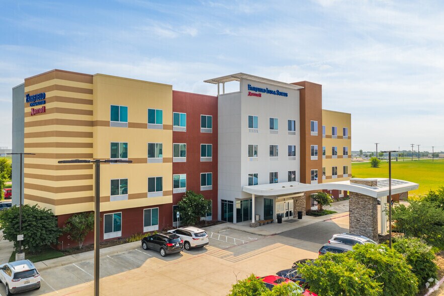 Primary Photo Of 2020 Civic Center Ln, Waxahachie Hotel For Sale