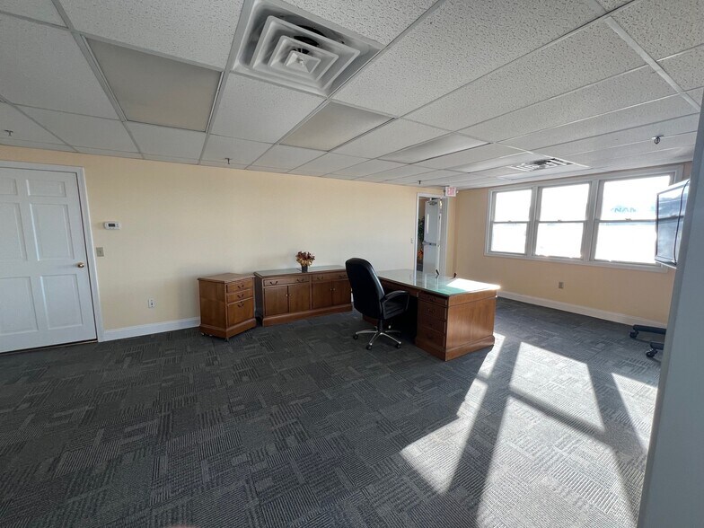 More Photos Of 402-404 Thames St, Groton Office For Lease
