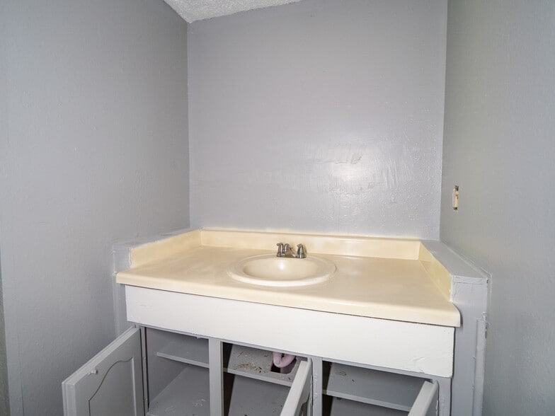 More Photos Of 5924 NW 10th St, Oklahoma City Apartments For Sale