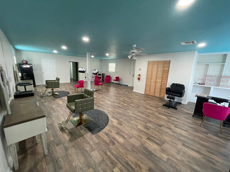 More Photos Of 5395 Cotton St, Graceville Office For Lease