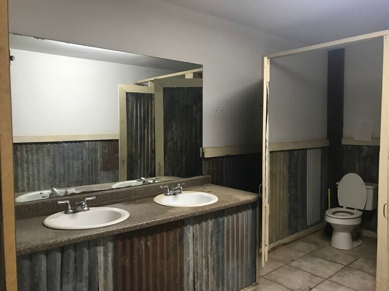 More Photos Of 800 W Fm 117, Dilley Warehouse For Lease