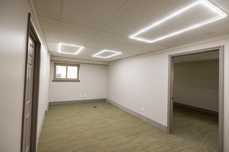 More Photos Of 11108 N Oak Tfwy, Kansas City Office For Lease