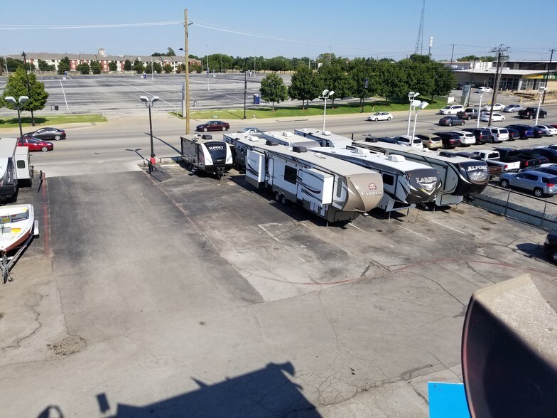 More Photos Of 612 N Collins St, Arlington Auto Dealership For Lease