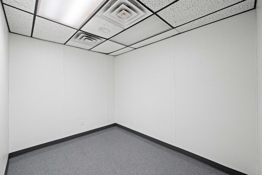 More Photos Of 7902 Slide Rd, Lubbock Veterinarian Kennel For Lease