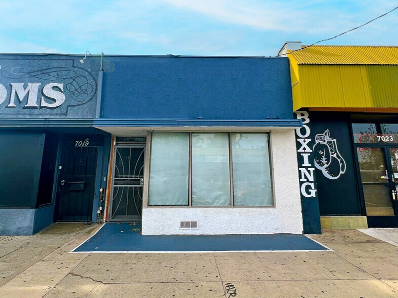 More Photos Of 7017-7021 Reseda Blvd, Reseda Storefront For Lease