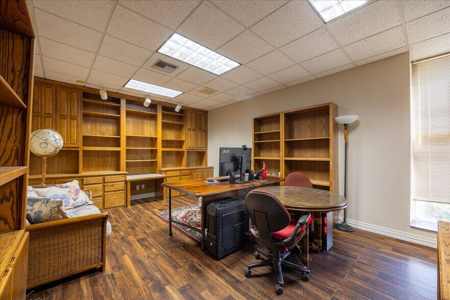 More Photos Of 812 Lexington Dr, Plano Office For Sale